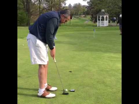 Amateur-golfer-curing-yips-with-eyePutt-mirror-by-tom-gillis.jpg