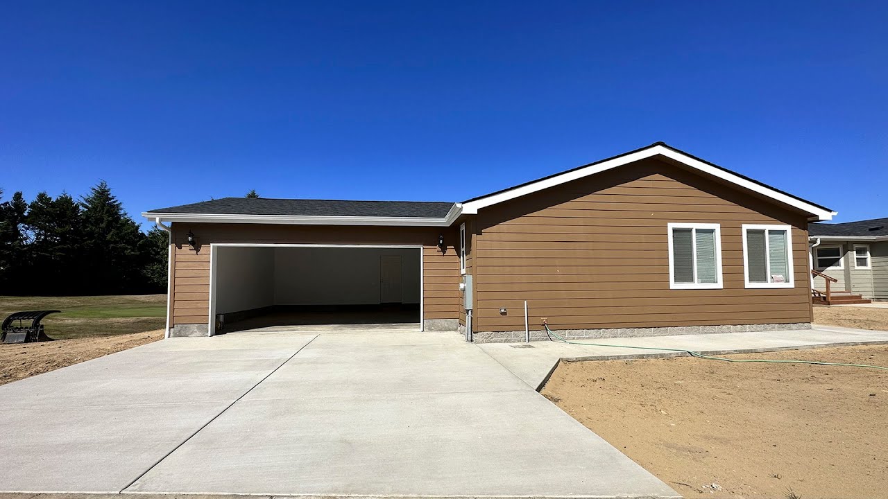 Available Now! Beautiful Golf Course Home in Waldport Oregon