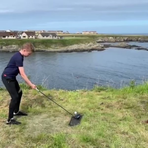 Cliff driving range over the sea!! (Golf)