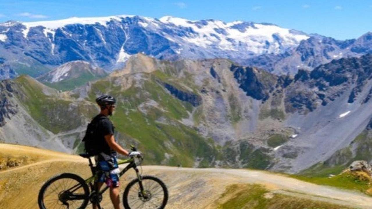 Les-Brigues-Appartement-avec-vue-sur-la-montagne-Courchevel-France.jpg